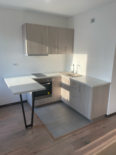 Установлены шкафы, закреплены фасады, смонтирована столешница, подключены раковина и варочная панель, установлены ручки, выполнена регулировка дверей и ящиков.