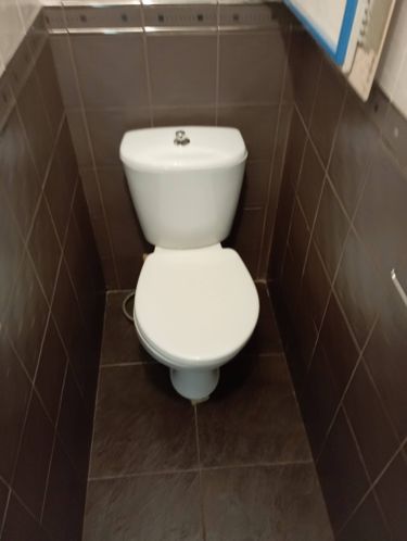 Установлен новый напольный унитаз, подключен к водопроводу и канализации. Проведена герметизация стыков, проверена работоспособность сливного механизма, выполнена чистовая отделка.