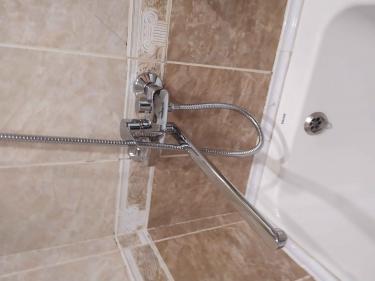 Установлен новый смеситель в ванной комнате. Проведены работы по подключению к водопроводу, закреплению на стене и проверке герметичности соединений. Устройство функционирует корректно.