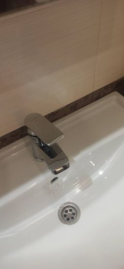 Установка раковины с тумбой