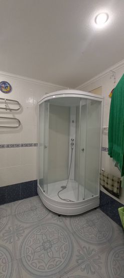 Установлена душевая конструкция с низким основанием, подключены коммуникации, закреплены двери, проверена герметичность соединений, выполнена регулировка элементов, обеспечена функциональность.