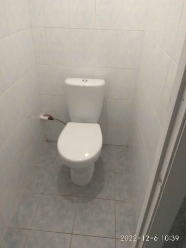 Установлено новое сантехническое оборудование, подключено к водопроводу, проверена герметичность соединений, выполнена фиксация на полу, проведена уборка рабочей зоны.