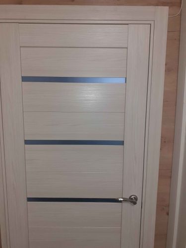 Установлены дополнительные элементы на дверной проем, обеспечивая завершенный вид и улучшая эстетику интерьера. Работа выполнена аккуратно, с точной подгонкой деталей и надежной фиксацией.