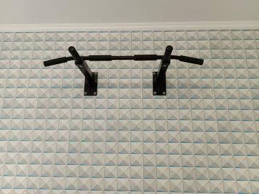 Закреплен спортивный снаряд на стене. Проведены работы по монтажу с использованием крепежных элементов. Обеспечена надежная фиксация для безопасного использования.