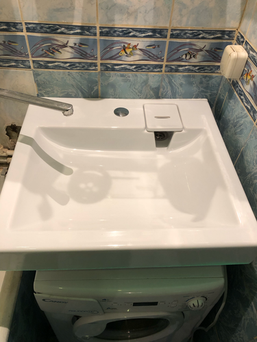Установлена новая раковина, подключены водопровод и слив, проверена герметичность соединений. Обновлён интерьер ванной комнаты, обеспечена функциональность сантехники.