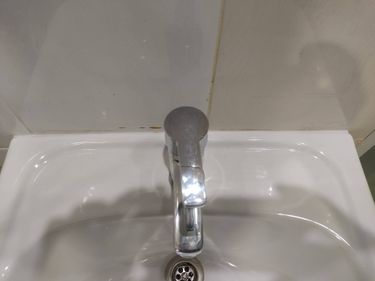 Установка раковины с тумбой