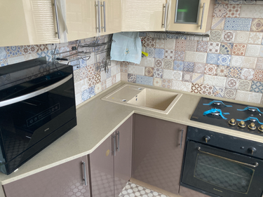 Установлена новая столешница, выполнены вырезы для мойки и варочной панели, все элементы плотно подогнаны, швы герметично заделаны, поверхность отполирована для гладкости и блеска.