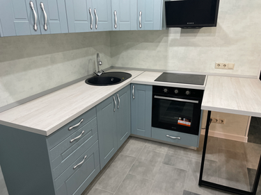 Установлены шкафы, закреплена столешница, подключена мойка, вмонтирована варочная панель, смонтирована вытяжка, установлены ручки, выполнена подводка коммуникаций.