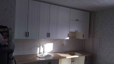 Установлены шкафы, закреплены фасады, смонтирована столешница, врезана мойка, подключен смеситель. Выполнена сборка и установка кухонного гарнитура с учетом всех деталей.