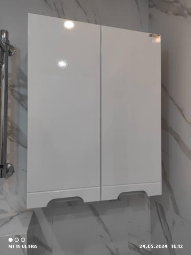 Установлен новый бачок, подключены коммуникации, проверена герметичность соединений, отрегулирован механизм слива, произведена проверка на работоспособность, устранены возможные протечки.