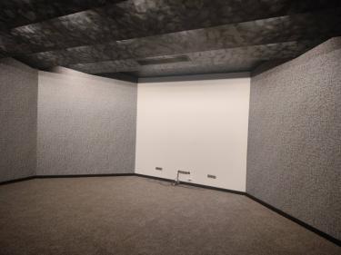 Покрытие уложено на подготовленное основание, края аккуратно подрезаны, поверхность ровная, без складок, стыки незаметны, обеспечена плотная фиксация по периметру помещения.