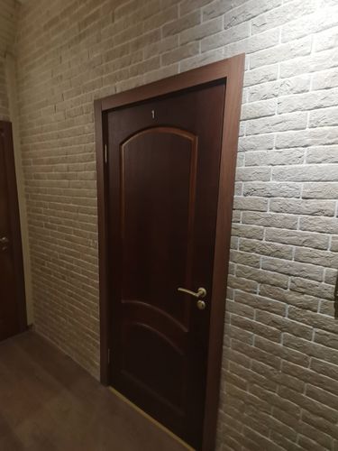 Установлены декоративные элементы вокруг дверного проема. Завершена работа по монтажу, обеспечена аккуратность и точность прилегания. Эстетичный внешний вид, соответствие интерьеру.