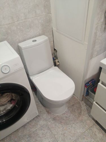 Установлен новый напольный унитаз, подключены коммуникации, проверена герметичность соединений, отрегулирован сливной механизм, проведена очистка и тестирование функциональности.