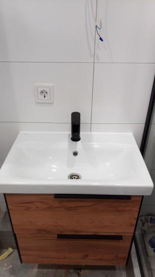 Установлен современный душевой уголок: закреплены стеклянные панели, герметично обработаны швы, подключен слив, проверена функциональность дверей, обеспечена надежность конструкции.