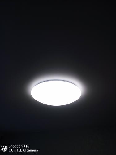 Установлен новый потолочный светильник с люминесцентными лампами, обеспечивающий яркое освещение. Все работы завершены, прибор надежно закреплен, подключение выполнено корректно.