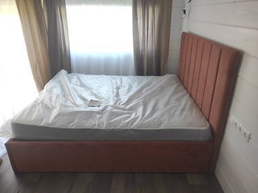 Изготовлена и установлена мебель с ящиками. Все элементы соединены, направляющие закреплены, фасады выровнены. Готовая конструкция размещена в интерьере, проверена на функциональность.