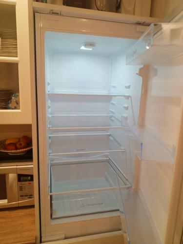 Установка и подключение встраиваемого холодильника