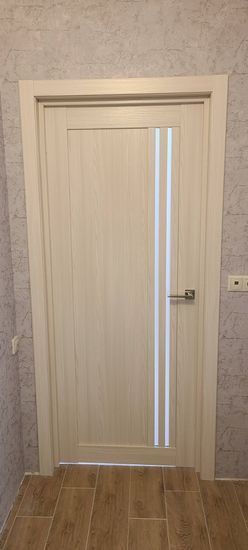 Установлена новая деревянная створка, закреплены петли, врезан замок, отрегулирована коробка, добавлены наличники, проверена плавность открывания, зазоры устранены, завершена отделка.