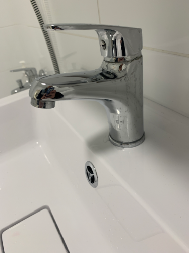 Установлен новый кран, подключены водопроводные трубы, проверена герметичность соединений, удалены старые элементы, произведена регулировка напора, очищена рабочая зона.