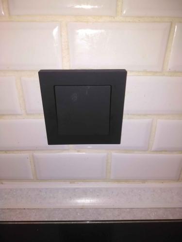 Установлен новый элемент управления освещением. Демонтирован старый, проведена проверка соединений, выполнен монтаж современного устройства. Завершено тестирование работоспособности.