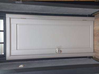 Установлено новое дверное полотно, закреплены петли, врезана ручка, отрегулированы замки, проверена плавность открывания и закрывания, обновлена отделка проема.