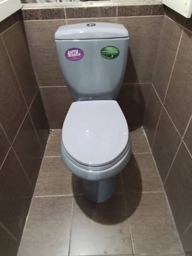 Установлен новый бачок, подключен к системе водоснабжения, проверена герметичность соединений, выполнена регулировка механизма слива, обеспечена функциональность и надежность конструкции.