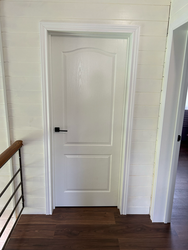 Установлена новая створка, закреплены петли, врезан замок, смонтирован наличник, отрегулирована фурнитура, проверена плавность хода, обеспечена герметичность и звукоизоляция.