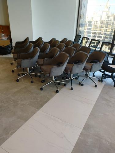 Собраны офисные кресла: установлены колеса, прикреплены спинки, закреплены сиденья, проверена устойчивость, отрегулирована высота. Готовы к использованию в помещении.