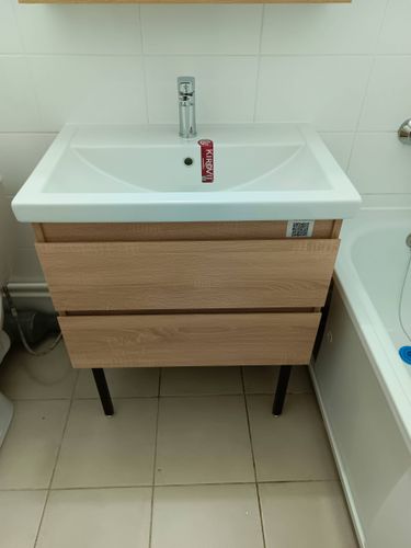 Установлен новый кран, подключены все коммуникации, проверена герметичность соединений, очищено рабочее место, проведена проверка на отсутствие протечек, обеспечена функциональность.