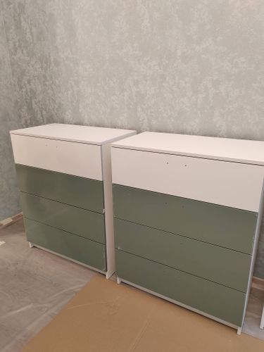 На стене закреплены две полки, обеспечивающие устойчивость и надежность. Установлены на нужной высоте, выровнены по уровню. Работа завершена аккуратно, без видимых дефектов.