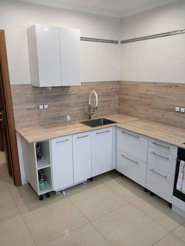 Установлена новая столешница, идеально подогнанная по размерам. Обновлены поверхности, обеспечена надежная фиксация. Завершена установка раковины и смесителя. Обновлен внешний вид кухни.