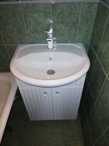 Установлена раковина с подключением к водопроводу и канализации, закреплен смеситель, проверена герметичность соединений, выполнена регулировка сливной системы, обеспечена устойчивость конструкции.