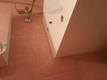 Установлена раковина: подключены трубы, закреплён смеситель, герметично обработаны стыки, проверена функциональность, обеспечена надёжная фиксация, завершена отделка, протестирована система.