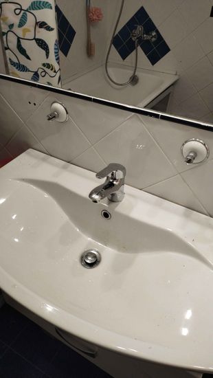 Установлен новый кран, заменен старый. Проведена проверка герметичности, устранены протечки, обновлены соединения, обеспечена надежная работа системы водоснабжения.