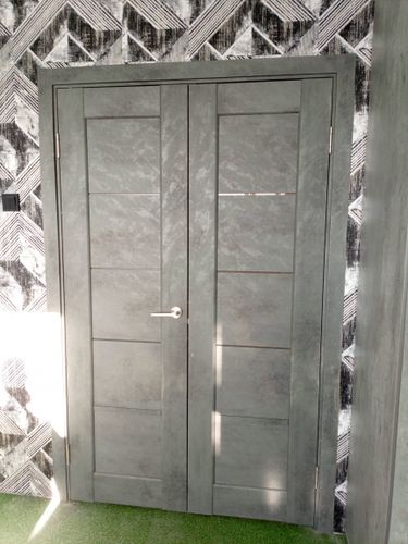 Установлены двустворчатые двери: закреплены петли, врезаны ручки, отрегулированы створки, обеспечена плавность открывания, выполнена подгонка по проему, завершена отделка наличниками.