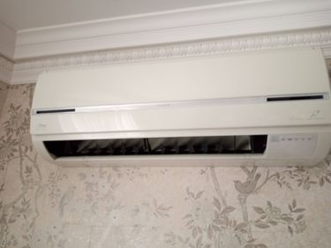 Проведена очистка фильтров, удалена пыль с внутренних деталей, промыт теплообменник, проверена дренажная система, восстановлена работоспособность устройства, улучшена циркуляция воздуха.