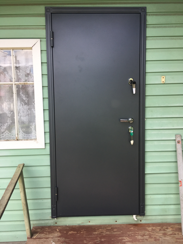 Установлена новая металлическая дверь, отрегулированы петли, заменены замки, обновлены уплотнители, улучшена шумоизоляция, проверена герметичность, усилена конструкция, проведена финишная отделка.