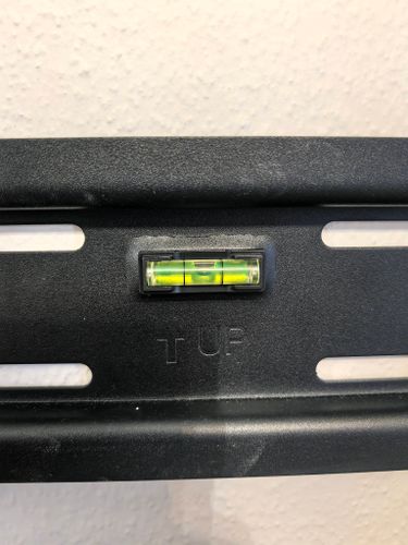 Установка кронштейна под ТВ на стену