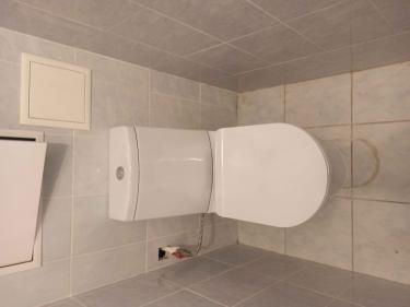 Установлено новое сантехническое оборудование, подключены коммуникации, проверена герметичность соединений, проведена фиксация к полу, выполнена регулировка сливного механизма.