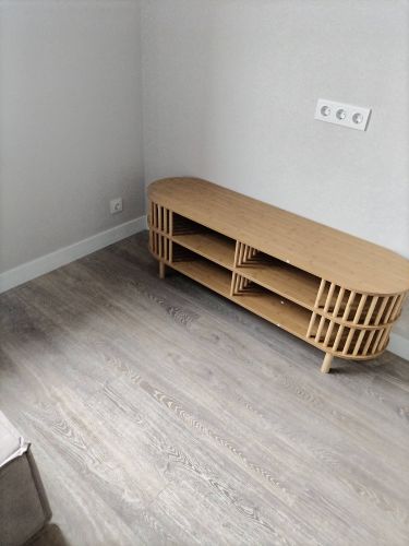 Собран предмет мебели с ящиками, установлены направляющие, закреплены ручки, проверена плавность выдвижения, выровнены поверхности, обеспечена устойчивость конструкции, завершена сборка.