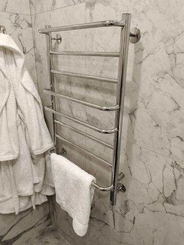 Закреплено устройство на стене, подключено к сети, проверена работа, обеспечена безопасность, проведены тесты, установлены крепления, выровнено положение, завершена настройка.