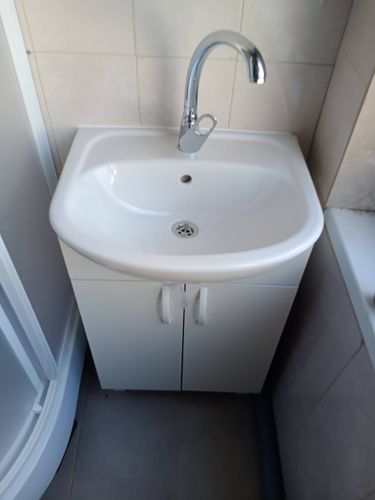 На стене ванной комнаты установлено зеркало. Были использованы крепежные элементы, обеспечивающие надежное закрепление. Работы выполнены аккуратно и с соблюдением всех необходимых стандартов.