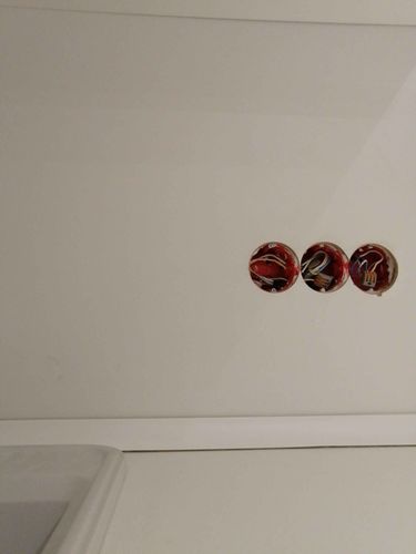 Собрана кухня: установлены шкафы, закреплены фасады, смонтирована столешница, подключена мойка, выполнен монтаж фурнитуры, проверена устойчивость, проведена финальная регулировка.