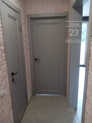 Изображение демонстрирует установленную дверь-гармошку. Проведены работы по монтажу, закреплению направляющих, корректировке полотна, обеспечению плавного функционирования конструкции.