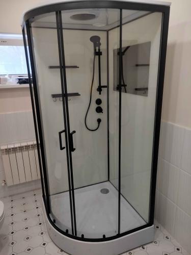 Установлена современная душевая конструкция с функцией гидромассажа, подключены водопроводные и электрические коммуникации, герметично закреплены стеклянные панели, проверена работоспособность.