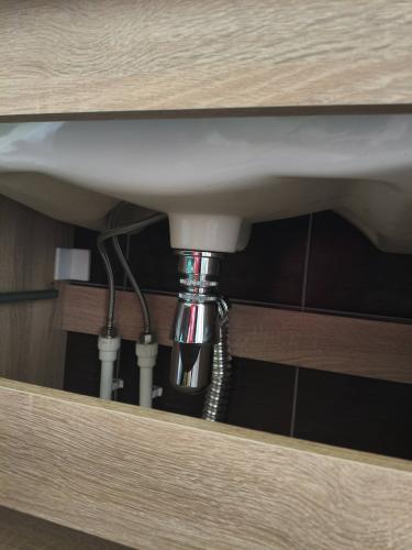 Сборка и навеска зеркального шкафа в ванной комнате