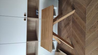 Изготовлен предмет мебели: соединены детали, закреплены крепежи, установлены ножки, проверена устойчивость, завершена сборка, обеспечена функциональность, достигнута надежность конструкции.