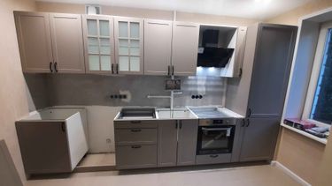 Изготовлены и установлены дверцы для кухонных шкафов, выполнены точные замеры, произведена аккуратная подгонка элементов, обеспечена гарм