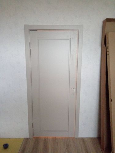 Установлена новая створка, закреплены петли, врезан замок, отрегулирована фурнитура, проверена плавность хода. Завершена отделка откосов, обеспечена герметичность и эстетичность.