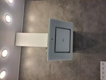 Выполнен монтаж кухонного оборудования: устройство закреплено на стене, подключено к электросети, обеспечена вентиляция. Установлена декоративная панель, проверена работоспособность.